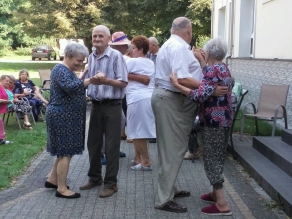 Zabawa taneczna na świeżym powietrzu.